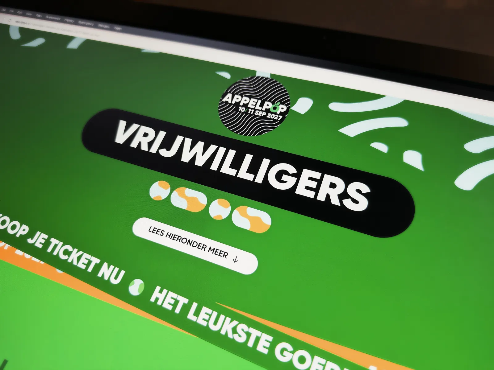 Appelpop volunteer information displayed on a screen